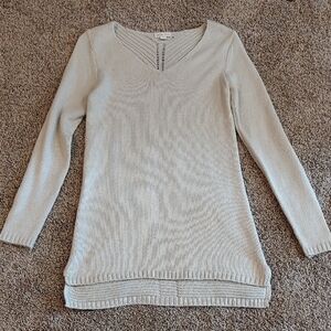 Elegant Women's Sweater in Light Gray